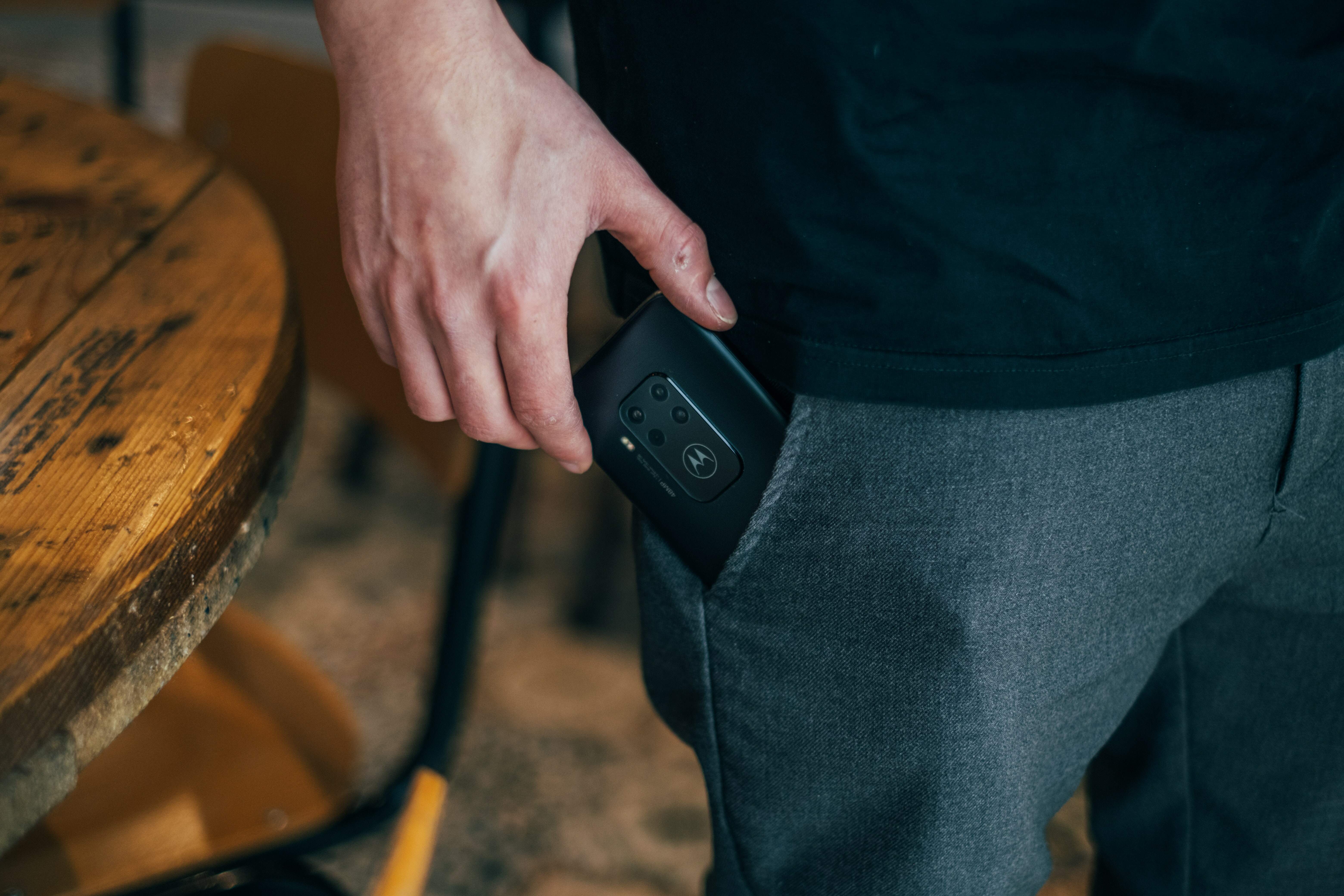 A proteção do seu smartphone começa no bolso.