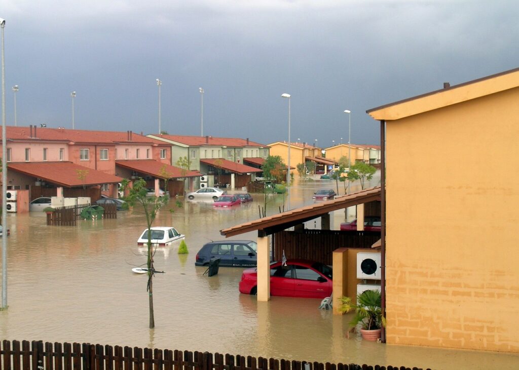 ragédia no Rio Grande do Sul: Casa inundada aguardando a resposta das seguradoras durante desastres naturais.